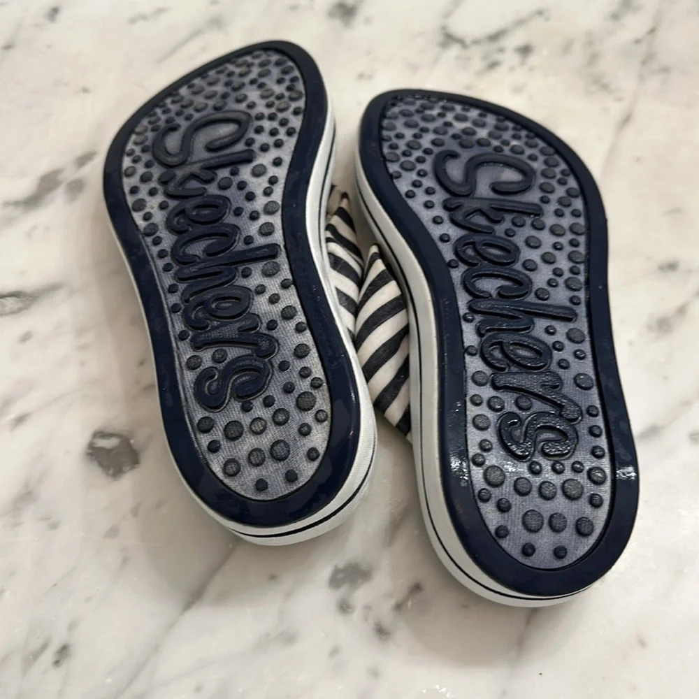 Sketchers Upgrade thong sandal nautical stripe EUC size 6 navy white